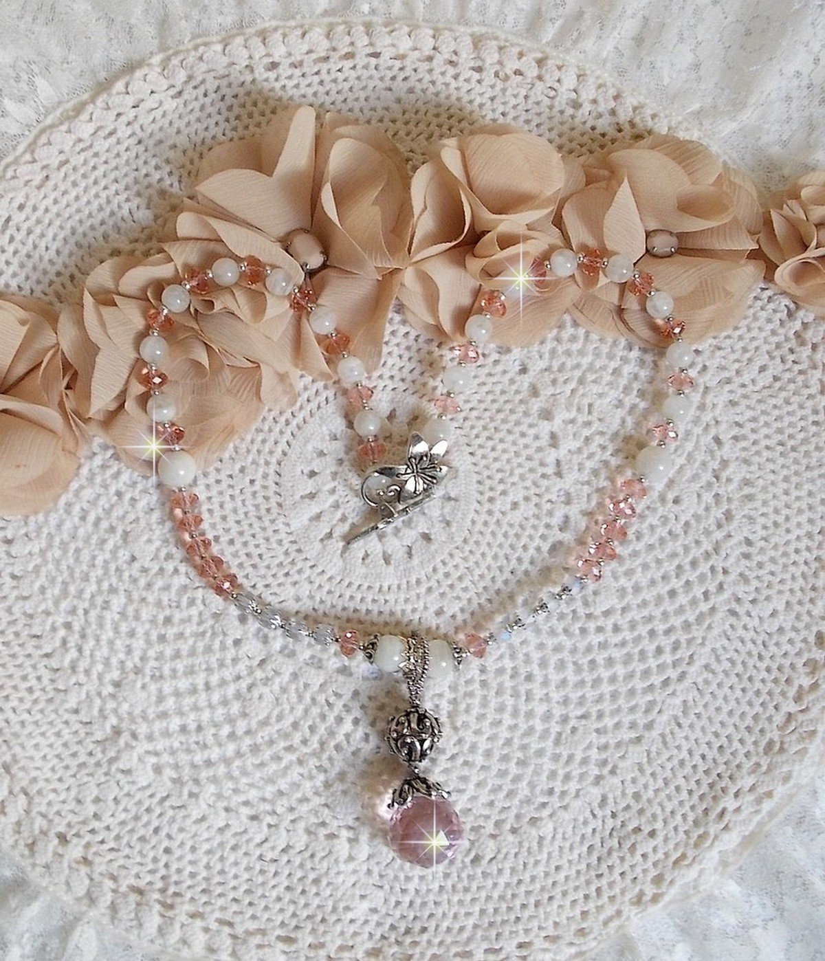 Rose Irisée anheng halskjede brodert med Swarovski krystaller, 925 sølv og månesteiner