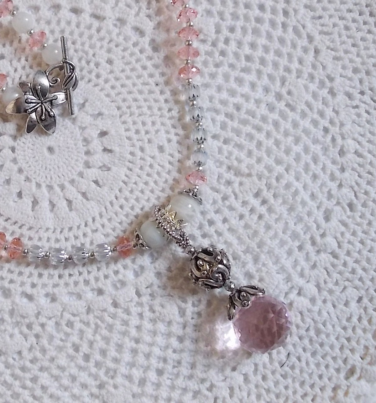 Rose Irisée anheng halskjede brodert med Swarovski krystaller, 925 sølv og månesteiner