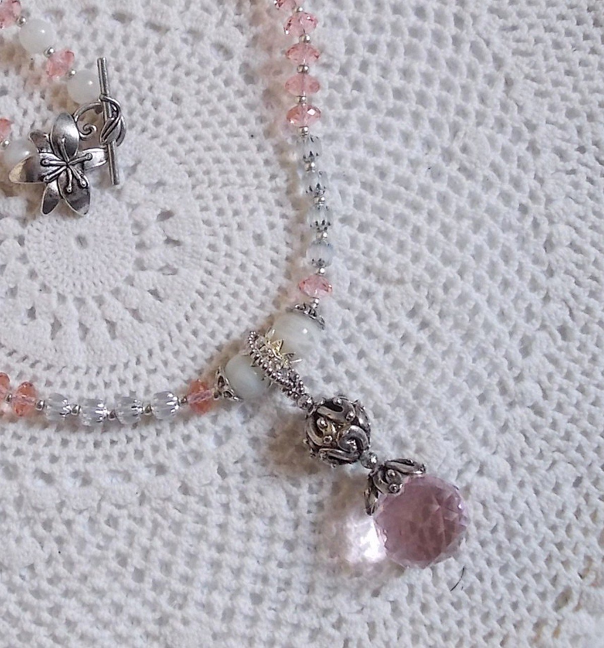 Rose Irisée anheng halskjede brodert med Swarovski krystaller, 925 sølv og månesteiner