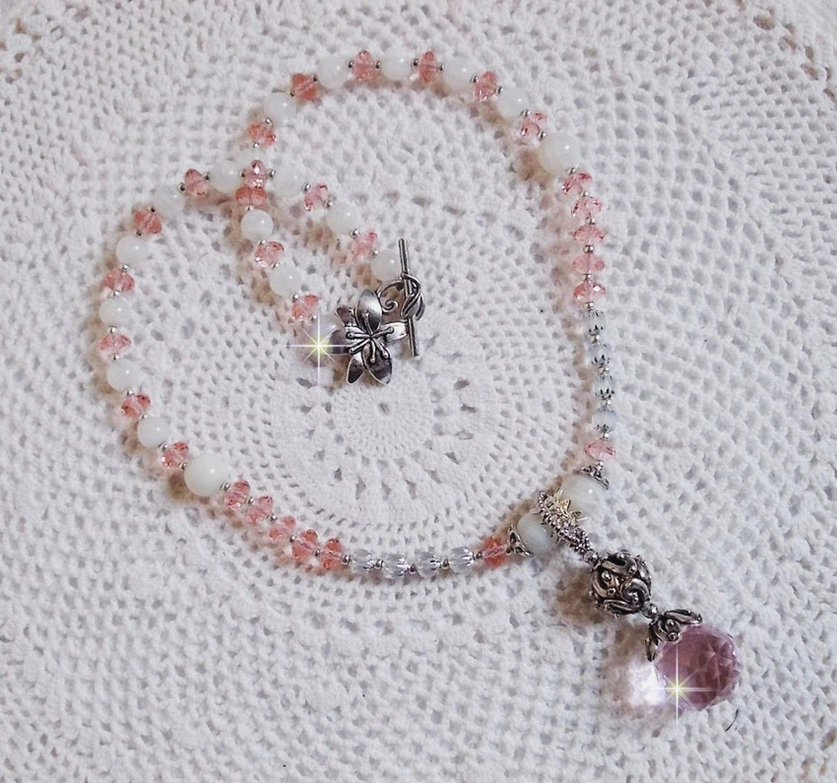 Rose Irisée anheng halskjede brodert med Swarovski krystaller, 925 sølv og månesteiner