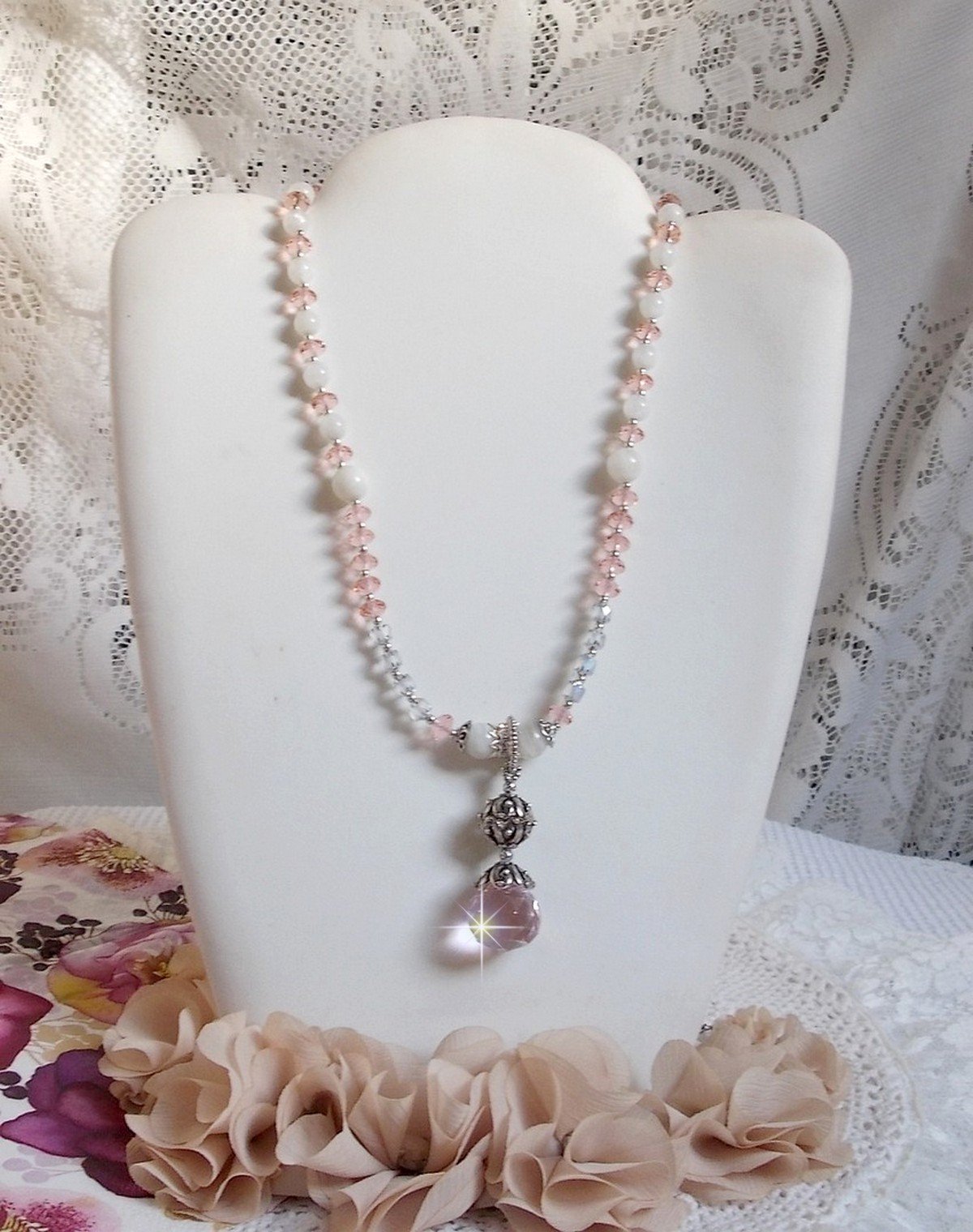 Rose Irisée anheng halskjede brodert med Swarovski krystaller, 925 sølv og månesteiner