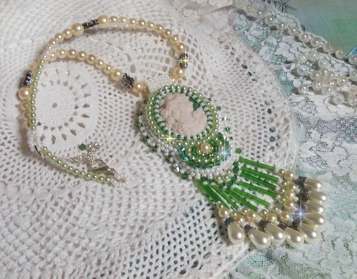 Seduction Charm anheng brodert med en harpiks cabochon av en kvinne med roser, Swarovski-krystaller og forskjellige perler