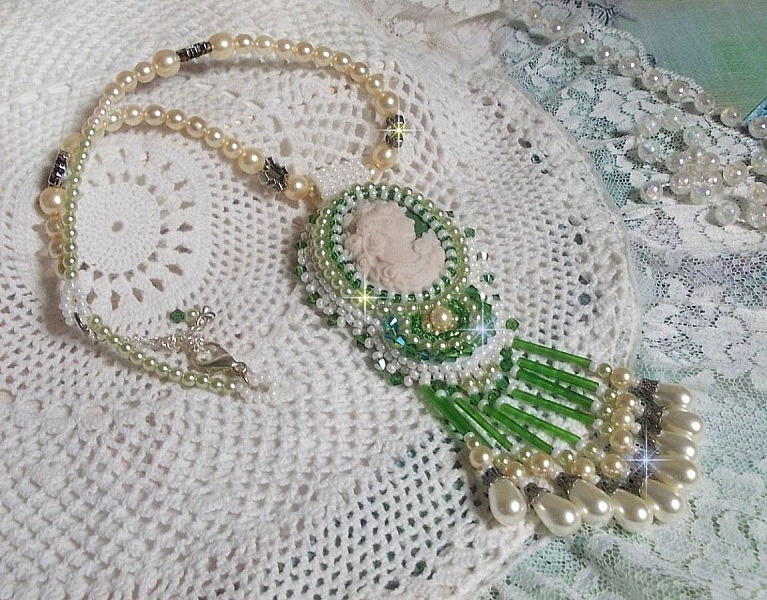 Seduction Charm anheng brodert med en harpiks cabochon av en kvinne med roser, Swarovski-krystaller og forskjellige perler