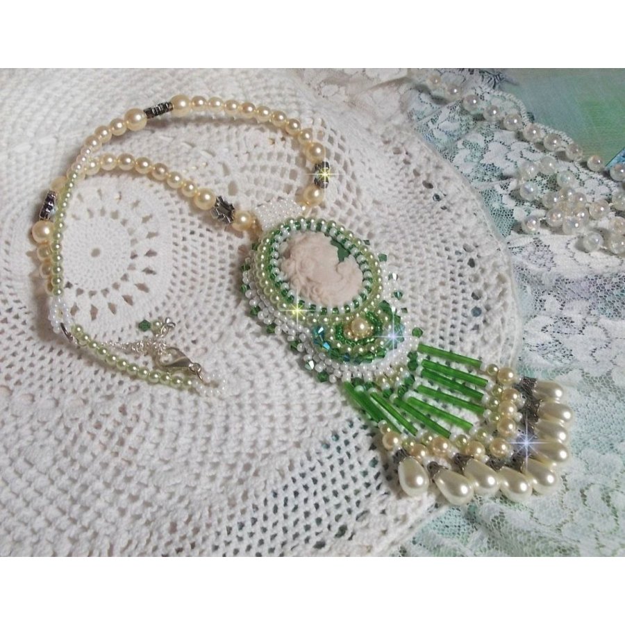 Seduction Charm anheng brodert med en harpiks cabochon av en kvinne med roser, Swarovski-krystaller og forskjellige perler