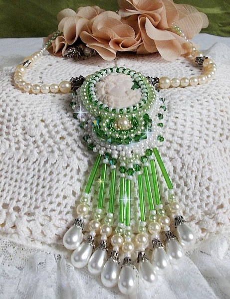 Seduction Charm anheng brodert med en harpiks cabochon av en kvinne med roser, Swarovski-krystaller og forskjellige perler