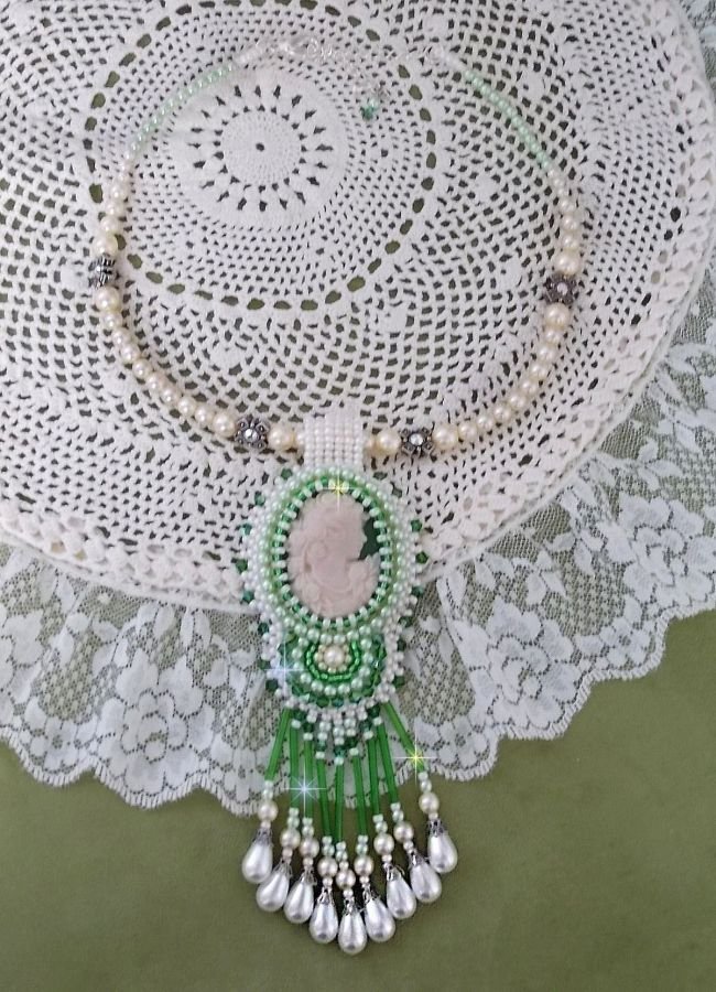 Seduction Charm anheng brodert med en harpiks cabochon av en kvinne med roser, Swarovski-krystaller og forskjellige perler