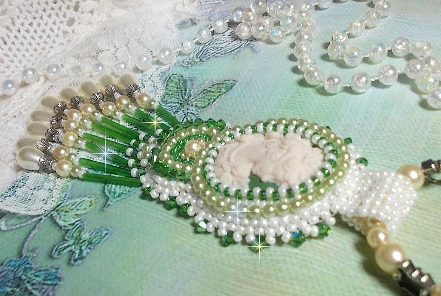 Seduction Charm anheng brodert med en harpiks cabochon av en kvinne med roser, Swarovski-krystaller og forskjellige perler