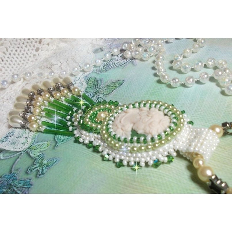 Seduction Charm anheng brodert med en harpiks cabochon av en kvinne med roser, Swarovski-krystaller og forskjellige perler