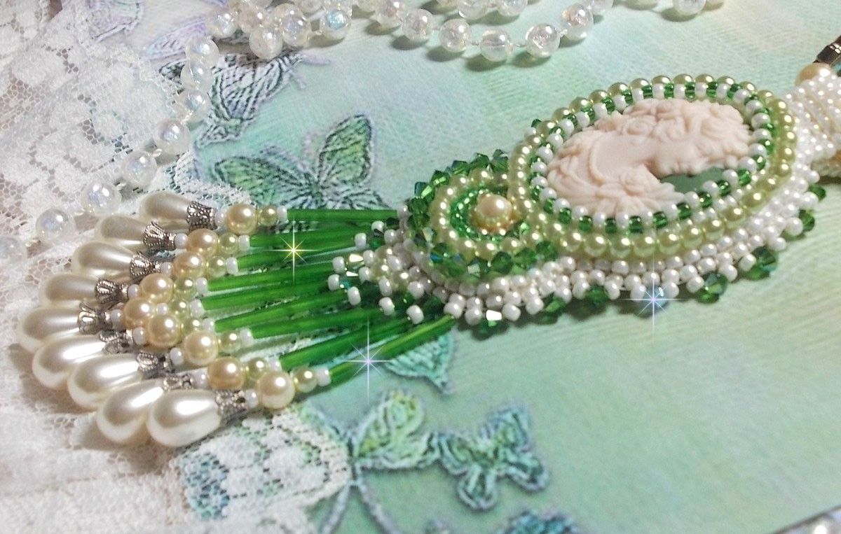Seduction Charm anheng brodert med en harpiks cabochon av en kvinne med roser, Swarovski-krystaller og forskjellige perler