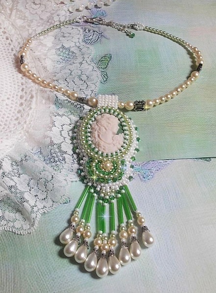 Seduction Charm anheng brodert med en harpiks cabochon av en kvinne med roser, Swarovski-krystaller og forskjellige perler