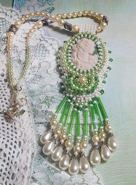 Seduction Charm anheng brodert med en harpiks cabochon av en kvinne med roser, Swarovski-krystaller og forskjellige perler