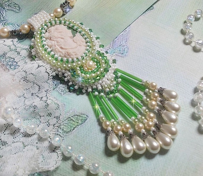 Seduction Charm anheng brodert med en harpiks cabochon av en kvinne med roser, Swarovski-krystaller og forskjellige perler