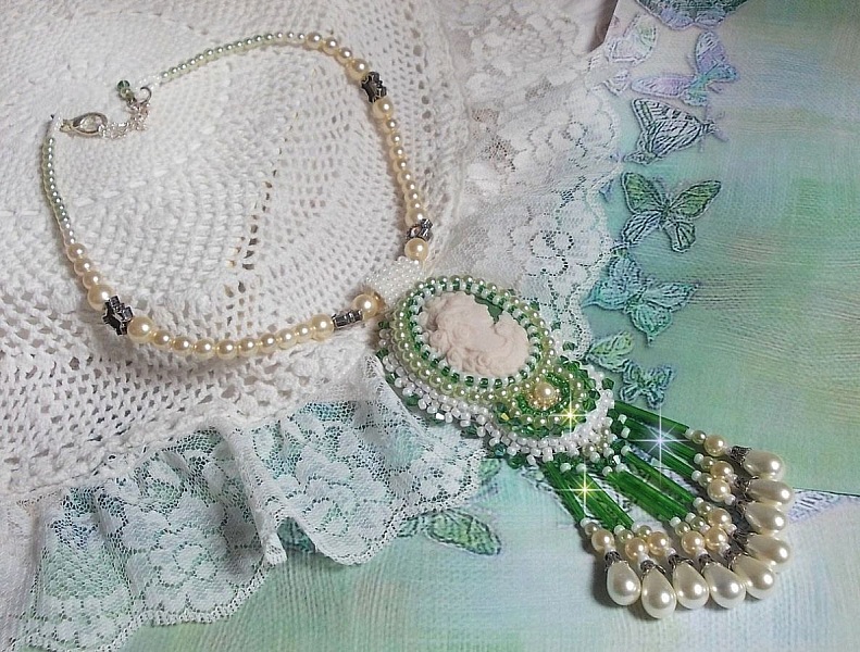 Seduction Charm anheng brodert med en harpiks cabochon av en kvinne med roser, Swarovski-krystaller og forskjellige perler