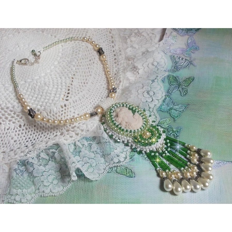 Seduction Charm anheng brodert med en harpiks cabochon av en kvinne med roser, Swarovski-krystaller og forskjellige perler