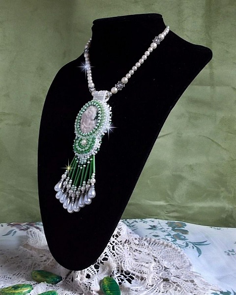 Seduction Charm anheng brodert med en harpiks cabochon av en kvinne med roser, Swarovski-krystaller og forskjellige perler