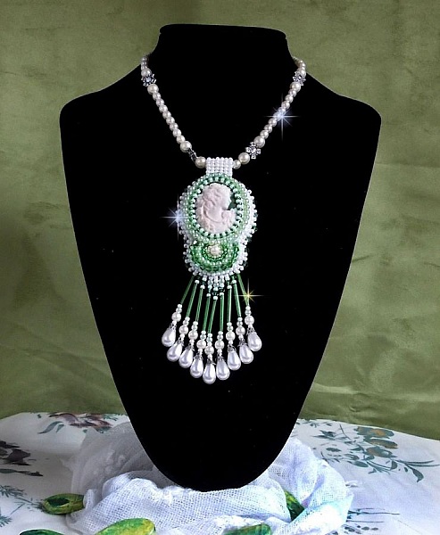 Seduction Charm anheng brodert med en harpiks cabochon av en kvinne med roser, Swarovski-krystaller og forskjellige perler