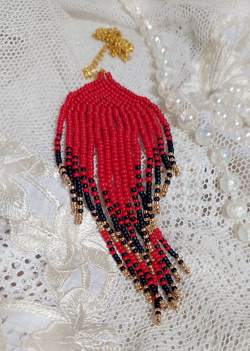 Red Swirls anheng laget med kvalitet seed perler og en gullbelagt kjede