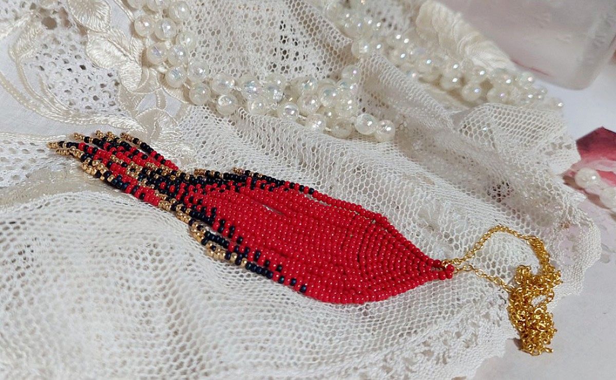 Red Swirls anheng laget med kvalitet seed perler og en gullbelagt kjede