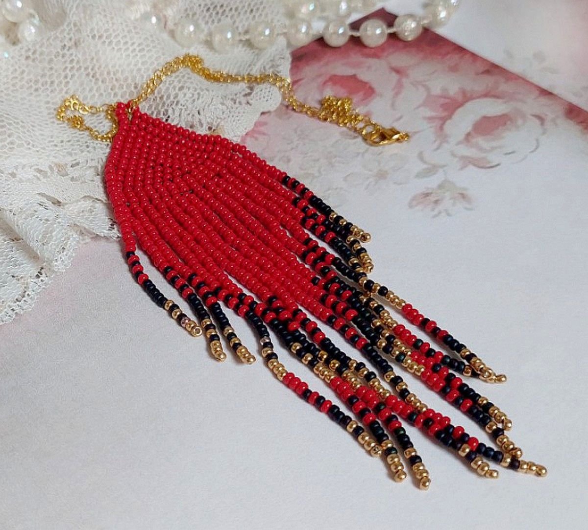 Red Swirls anheng laget med kvalitet seed perler og en gullbelagt kjede
