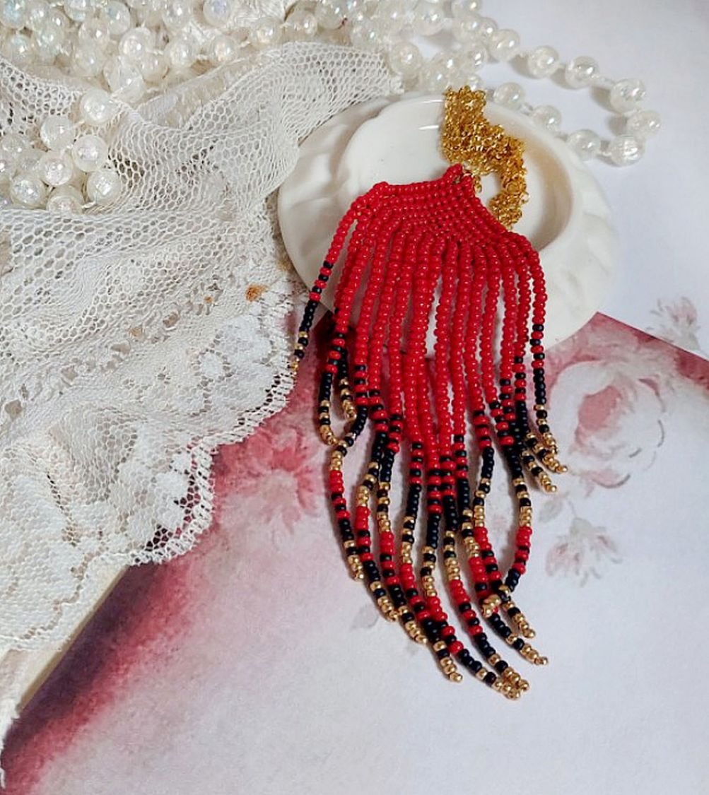 Red Swirls anheng laget med kvalitet seed perler og en gullbelagt kjede