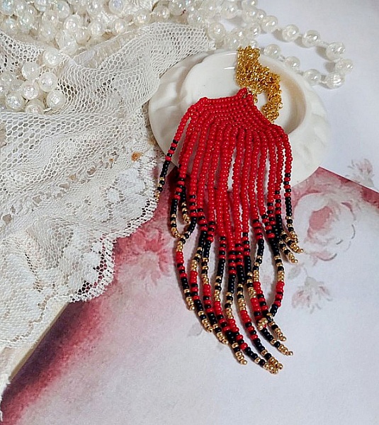 Red Swirls anheng laget med kvalitet seed perler og en gullbelagt kjede