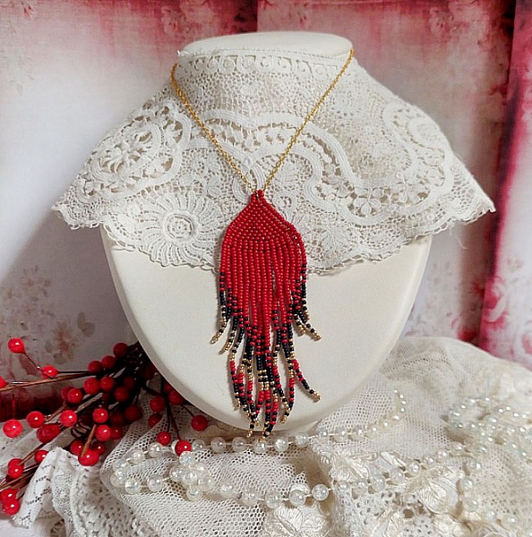 Red Swirls anheng laget med kvalitet seed perler og en gullbelagt kjede