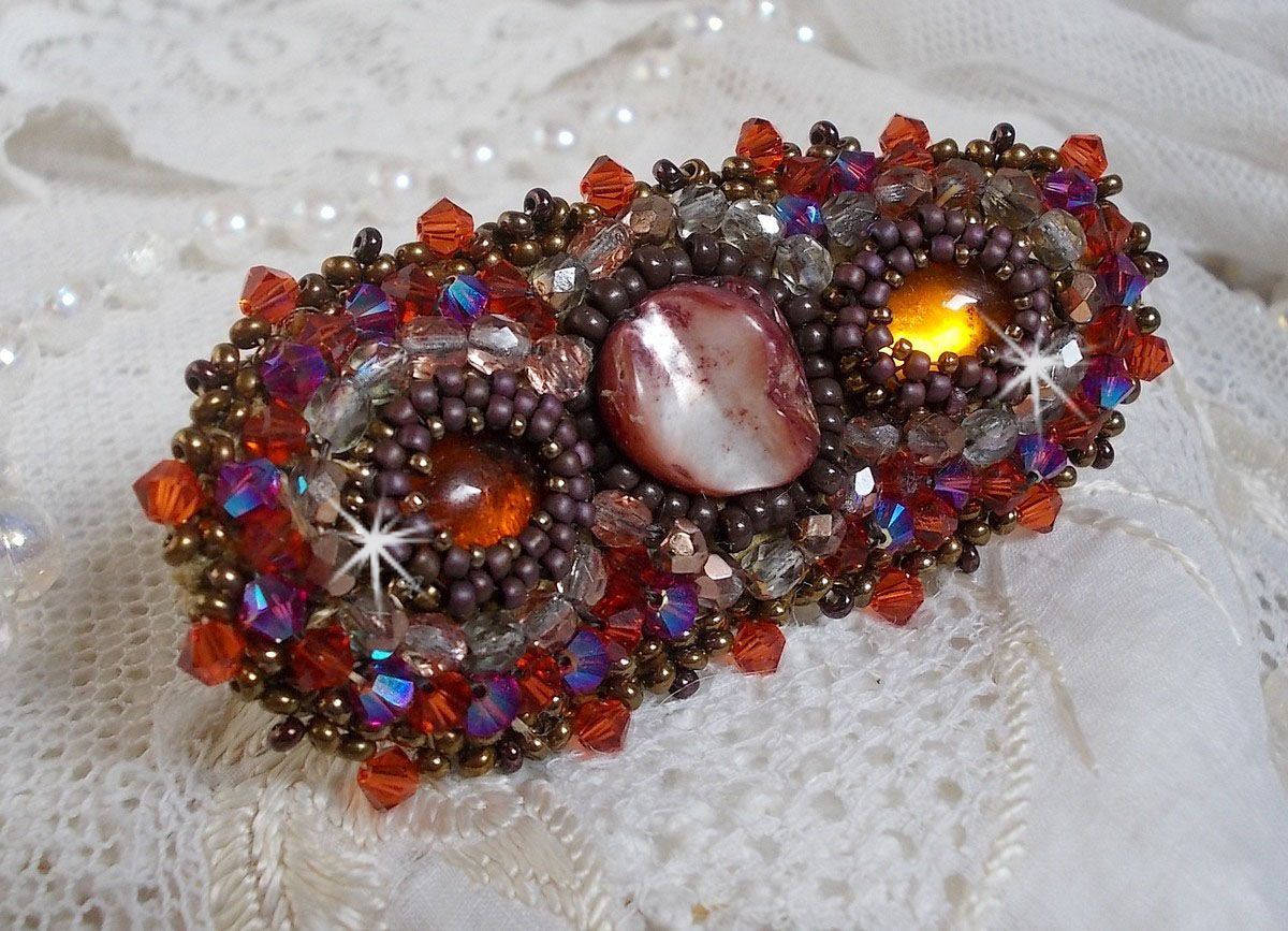 Topas hårspenne brodert med en mahogny perlemor cabochon, Swarovski-krystaller og frøperler