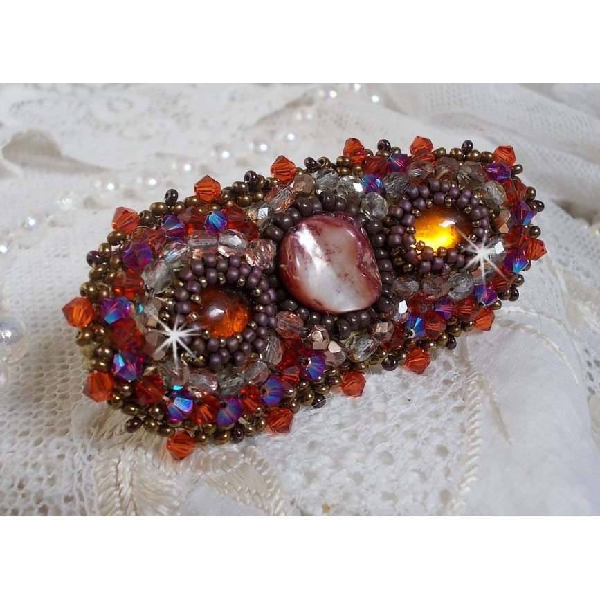 Topas hårspenne brodert med en mahogny perlemor cabochon, Swarovski-krystaller og frøperler
