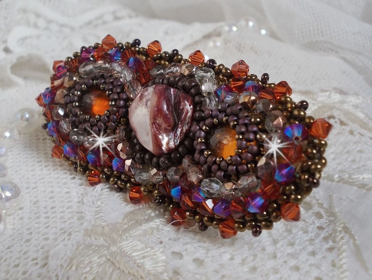 Topas hårspenne brodert med en mahogny perlemor cabochon, Swarovski-krystaller og frøperler