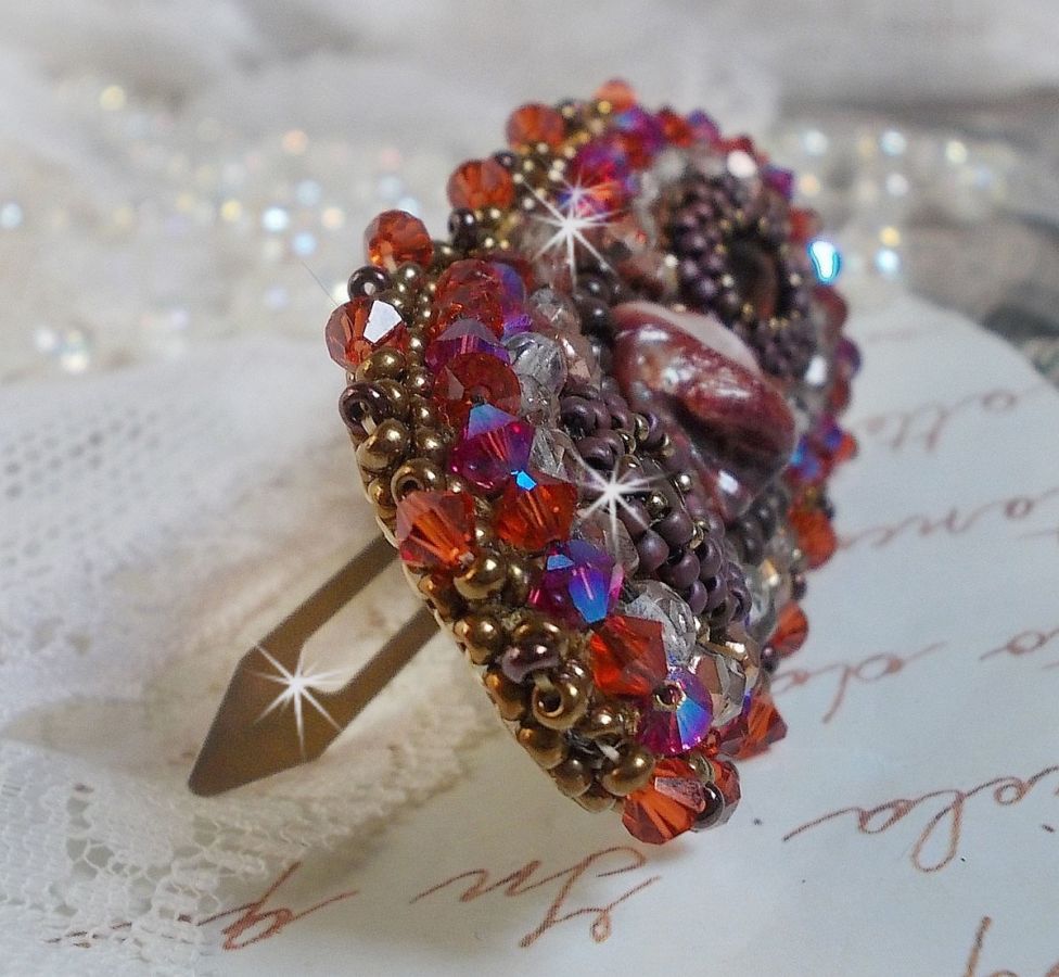 Topas hårspenne brodert med en mahogny perlemor cabochon, Swarovski-krystaller og frøperler