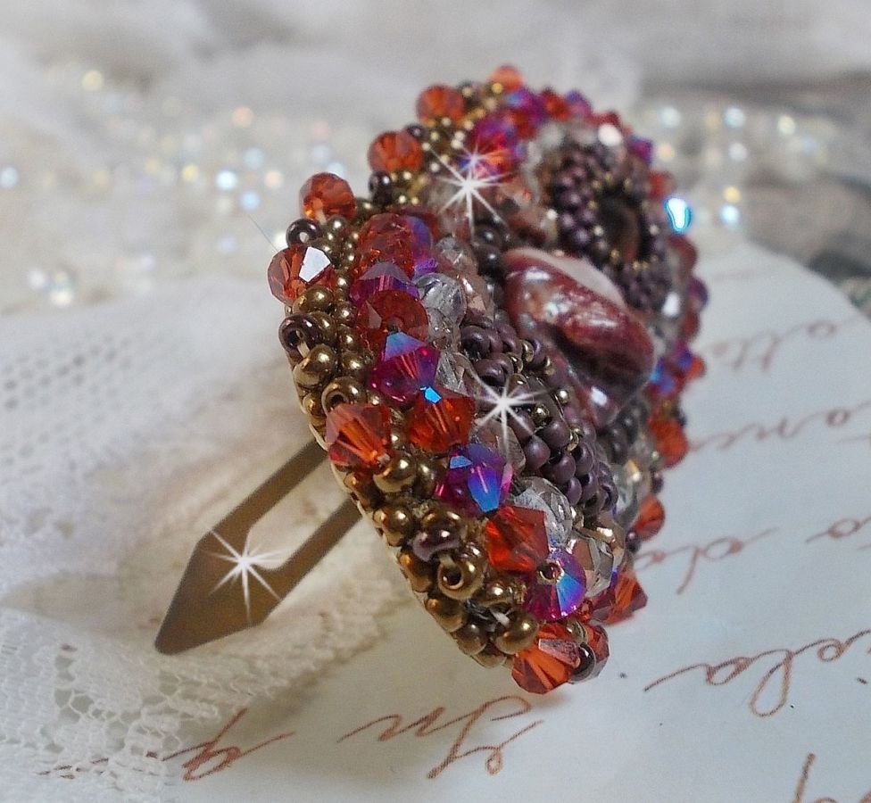 Topas hårspenne brodert med en mahogny perlemor cabochon, Swarovski-krystaller og frøperler