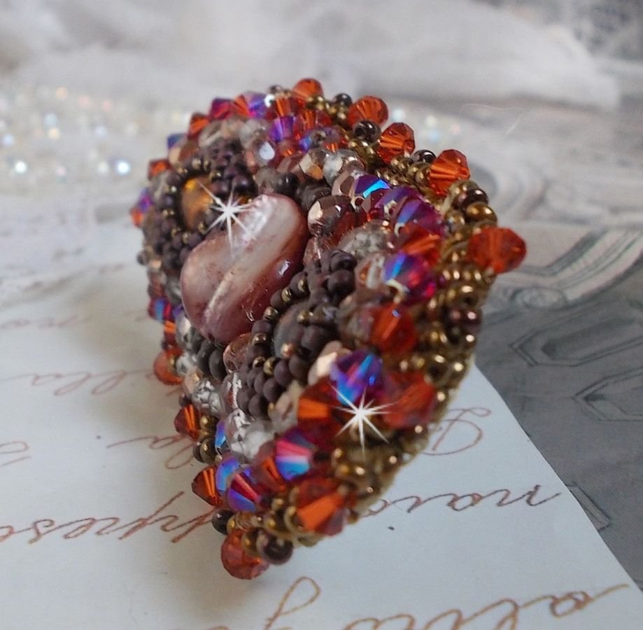 Topas hårspenne brodert med en mahogny perlemor cabochon, Swarovski-krystaller og frøperler