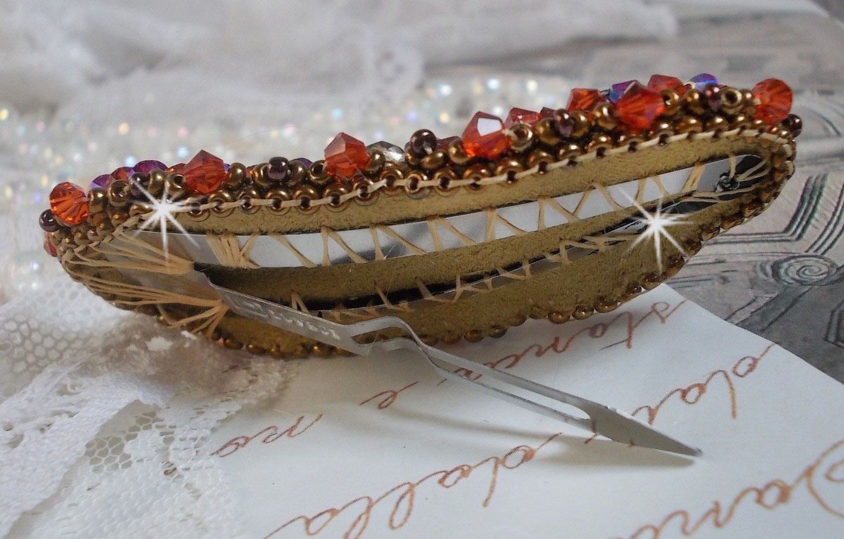 Topas hårspenne brodert med en mahogny perlemor cabochon, Swarovski-krystaller og frøperler