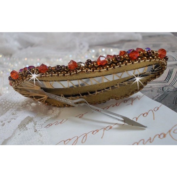 Topas hårspenne brodert med en mahogny perlemor cabochon, Swarovski-krystaller og frøperler