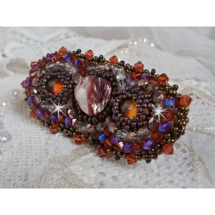 Topas hårspenne brodert med en mahogny perlemor cabochon, Swarovski-krystaller og frøperler