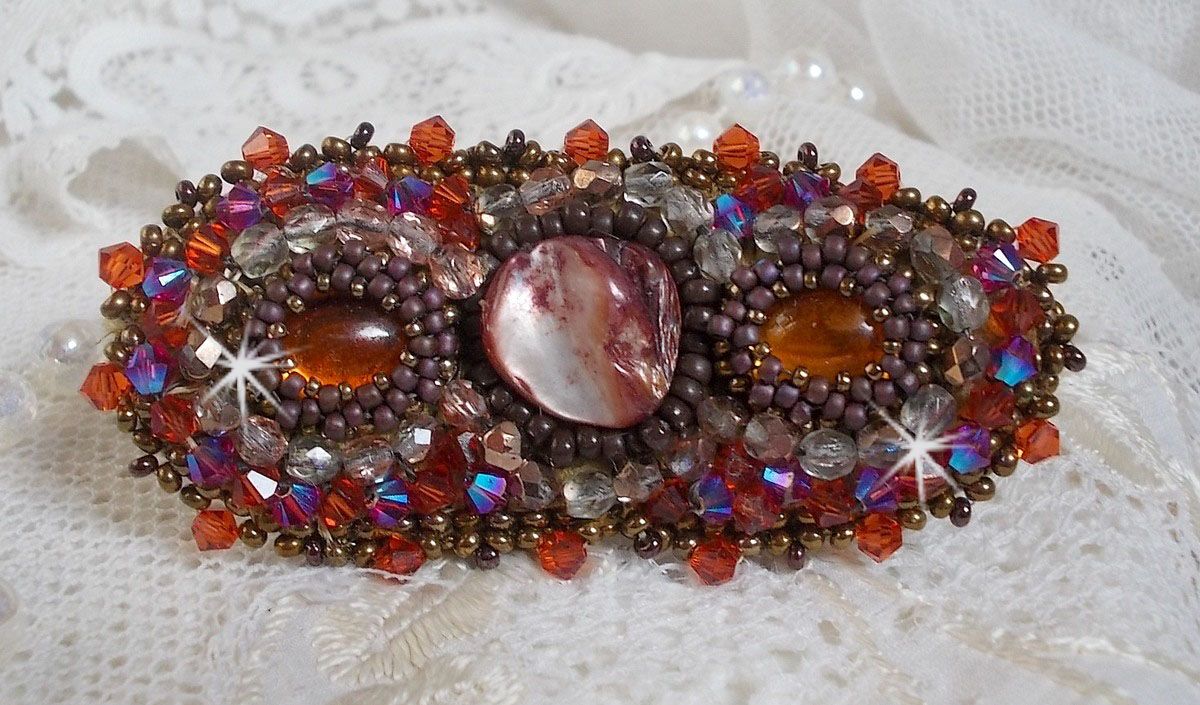 Topas hårspenne brodert med en mahogny perlemor cabochon, Swarovski-krystaller og frøperler