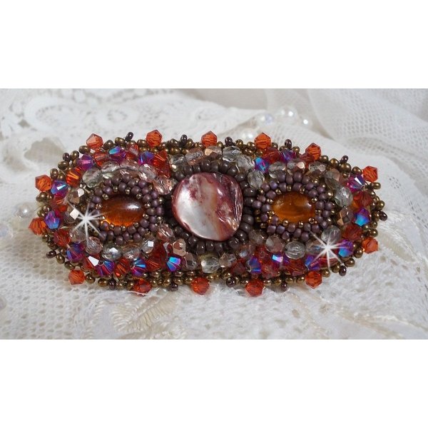 Topas hårspenne brodert med en mahogny perlemor cabochon, Swarovski-krystaller og frøperler