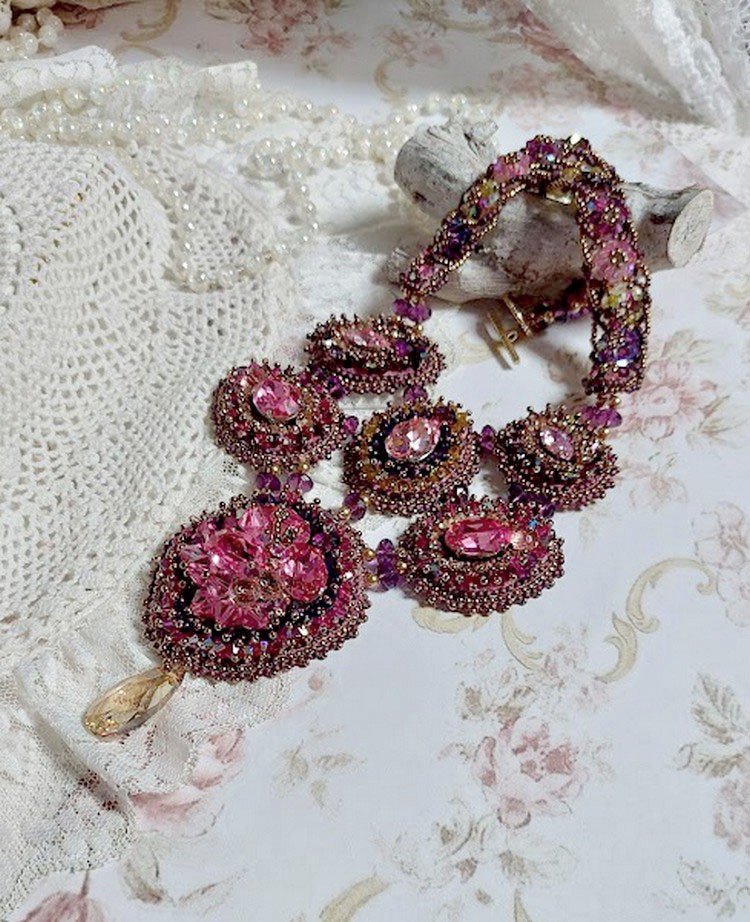Majestic Crystal Haute-Couture halskjede med cabochons, Swarovski Crystal bicones, glassperler og frøperler av høy kvalitet