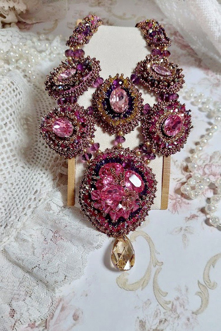 Majestic Crystal Haute-Couture halskjede med cabochons, Swarovski Crystal bicones, glassperler og frøperler av høy kvalitet