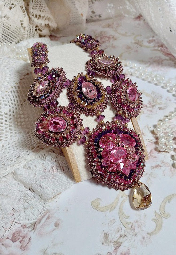 Majestic Crystal Haute-Couture halskjede med cabochons, Swarovski Crystal bicones, glassperler og frøperler av høy kvalitet