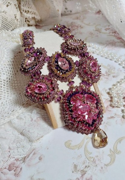 Majestic Crystal Haute-Couture halskjede med cabochons, Swarovski Crystal bicones, glassperler og fr&oslash;perler av h&oslash;y kvalitet