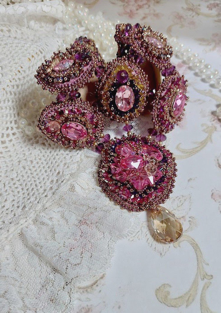Majestic Crystal Haute-Couture halskjede med cabochons, Swarovski Crystal bicones, glassperler og frøperler av høy kvalitet