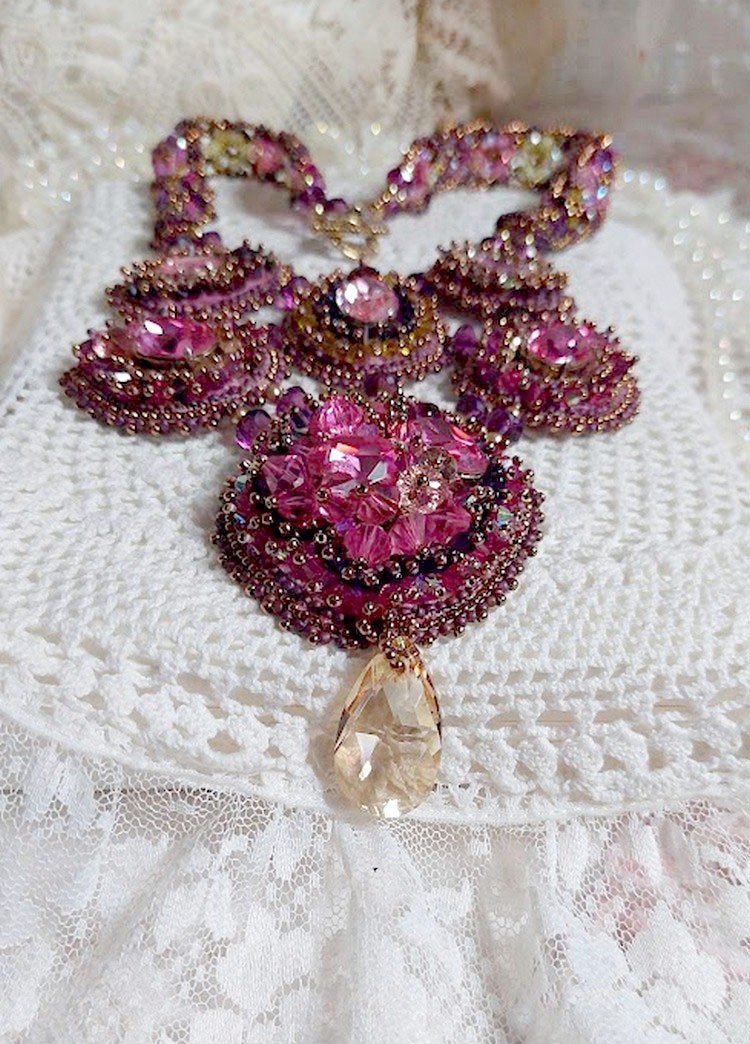 Majestic Crystal Haute-Couture halskjede med cabochons, Swarovski Crystal bicones, glassperler og frøperler av høy kvalitet