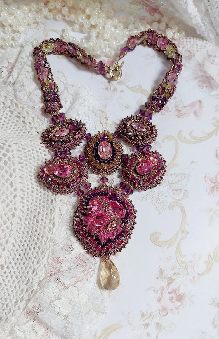 Majestic Crystal Haute-Couture halskjede med cabochons, Swarovski Crystal bicones, glassperler og frøperler av høy kvalitet