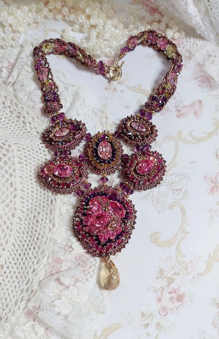 Majestic Crystal Haute-Couture halskjede med cabochons, Swarovski Crystal bicones, glassperler og frøperler av høy kvalitet