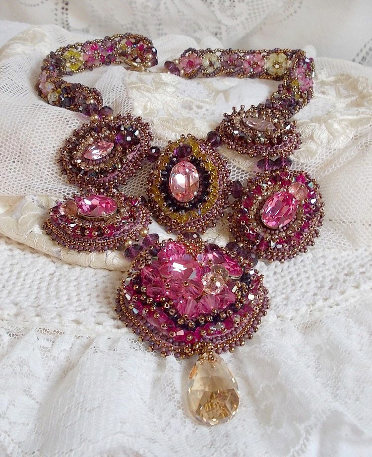 Majestic Crystal Haute-Couture halskjede med cabochons, Swarovski Crystal bicones, glassperler og frøperler av høy kvalitet