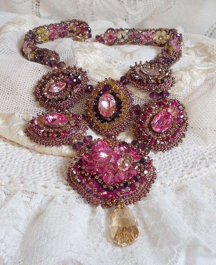Majestic Crystal Haute-Couture halskjede med cabochons, Swarovski Crystal bicones, glassperler og frøperler av høy kvalitet
