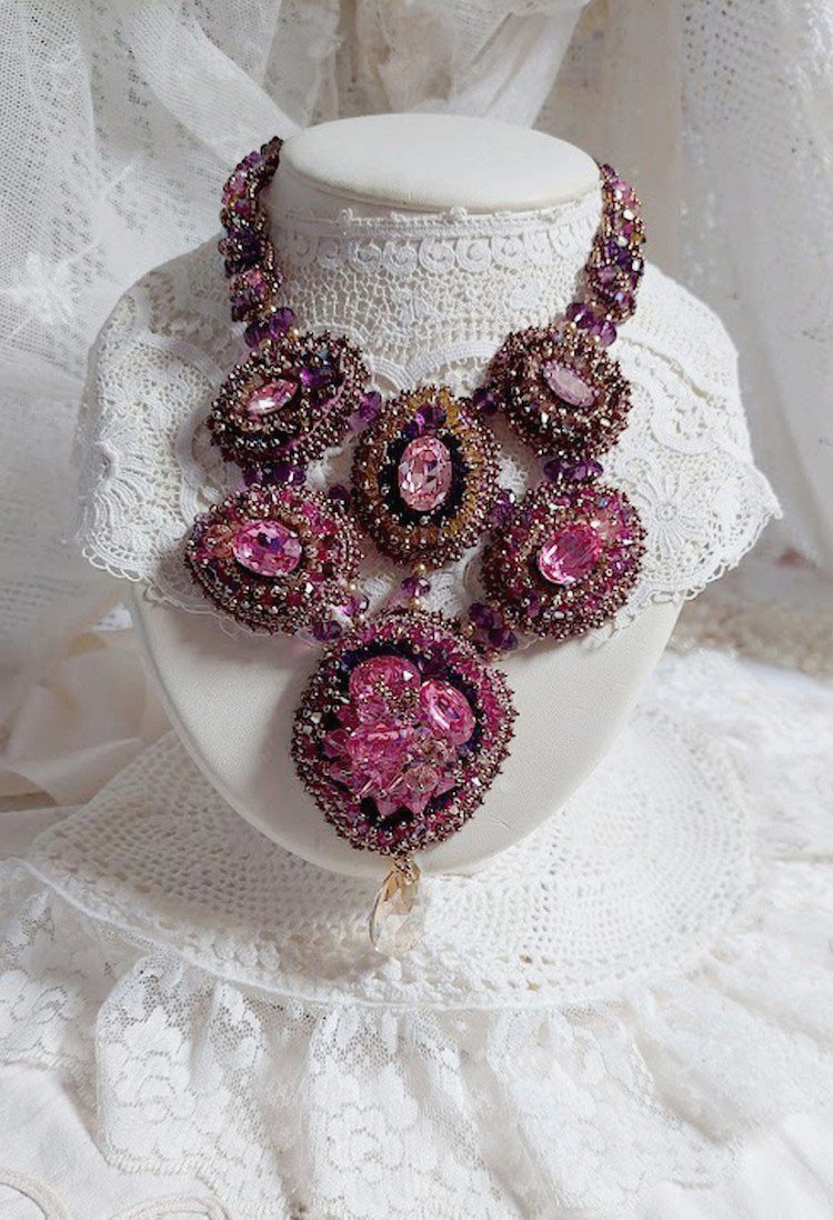 Majestic Crystal Haute-Couture halskjede med cabochons, Swarovski Crystal bicones, glassperler og frøperler av høy kvalitet