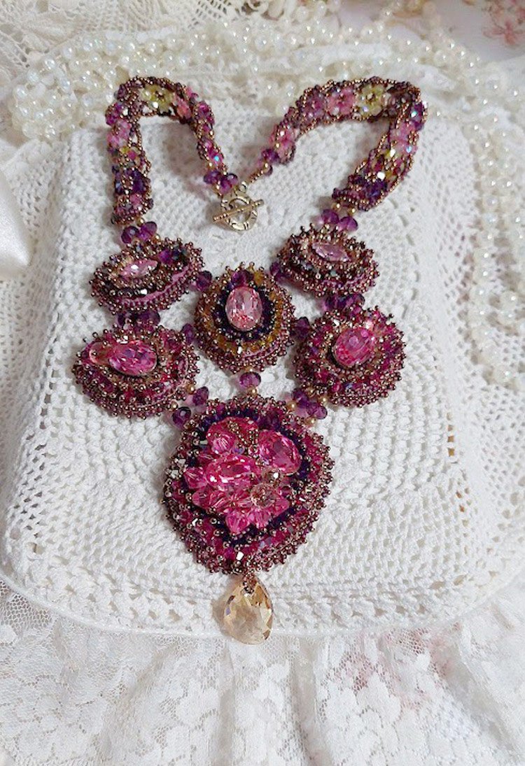 Majestic Crystal Haute-Couture halskjede med cabochons, Swarovski Crystal bicones, glassperler og frøperler av høy kvalitet