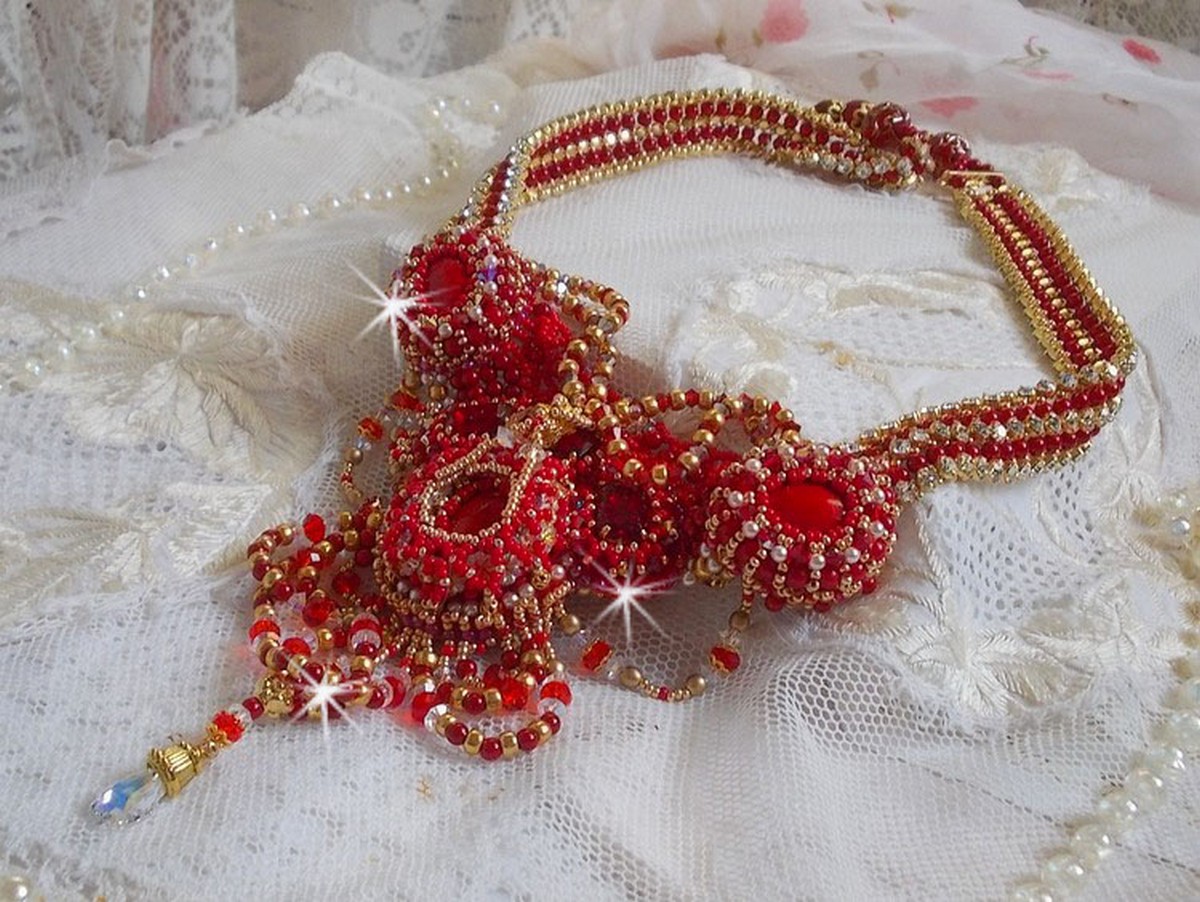 Rubin halskjede brodert med rød agat og halvedle korallperler i en Haute-Couture-stil